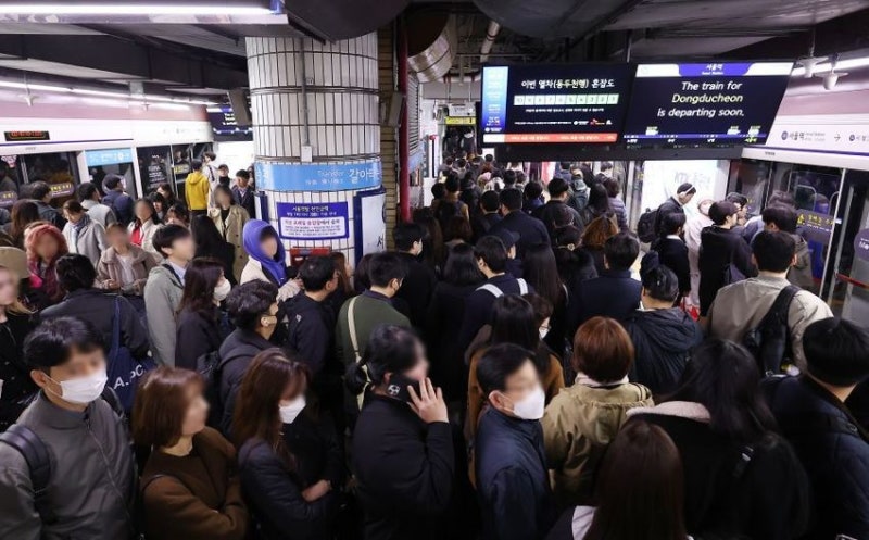 <b>서울지하철노조</b> 내일부터 '<b>준법운행</b>'…출퇴근길 다소 지연