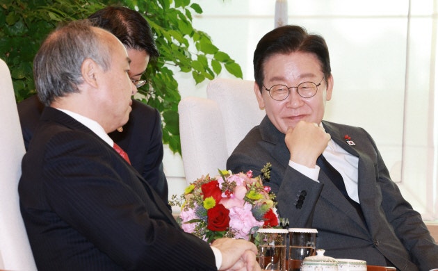 李 대통령, 손정의 손 잡았다 "반도체 설계인력 1,400명 양성"