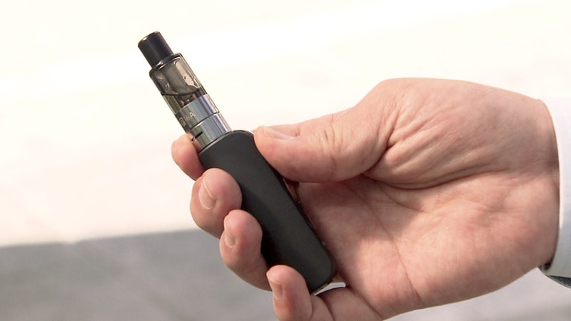 베트남서 전자담배 폈다간 날벼락…벌금이 무려