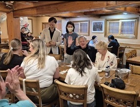 <b>젠슨 황</b>, 종로 삼계탕집 깜짝 <b>방문</b>…파전·인삼주도 주문