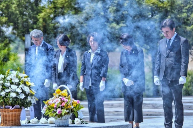 <b>추미애</b>, 盧 <b>묘역참배</b>·文 예방…文 "민주 구성원 힘내야"