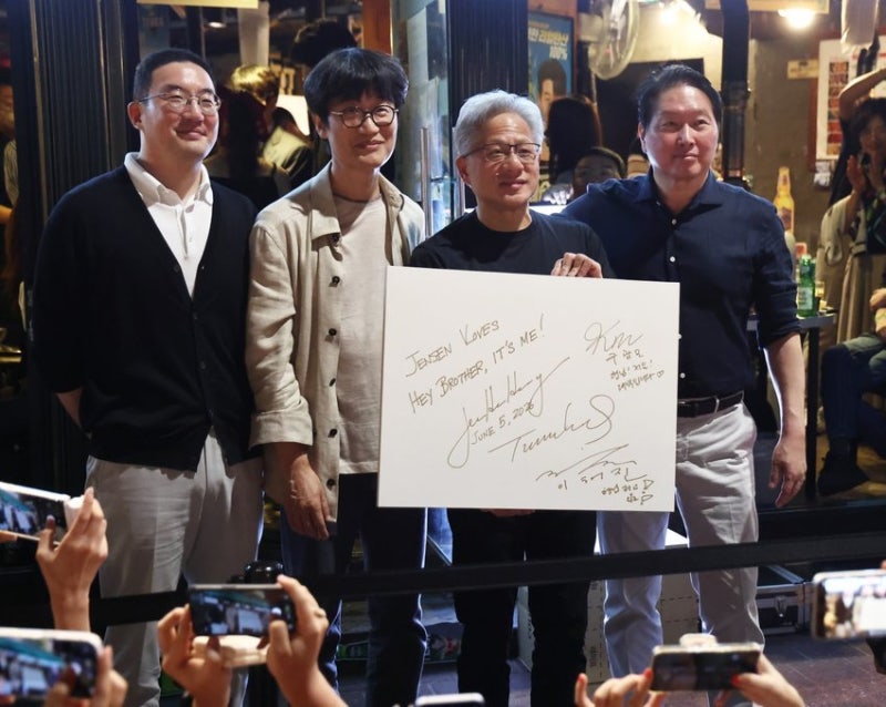 "일본은 왜 안와"…젠슨 황 일본 패싱에 위기론 솔솔