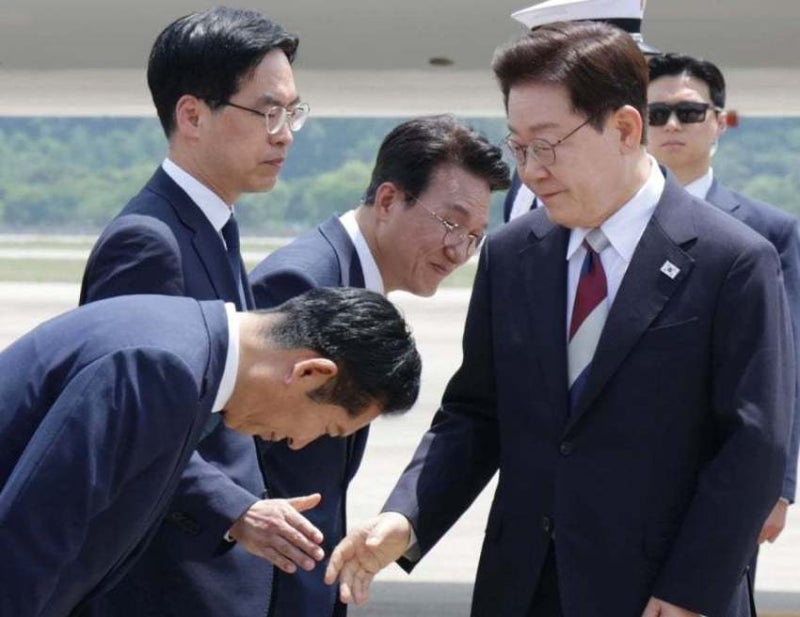 정청래, 90도 '폴더 인사'…李 대통령 "수고했습니다"