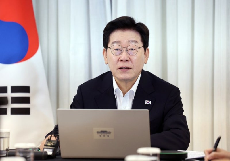 李<b>대통령</b> 부동산·증시 점검 <b>마라톤 회의</b>…"많은 주택 빨리 공급"