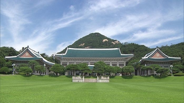 靑 "<b>4년 중임제</b> 국민 수용성 높아…내각제·분권형 대통령제 특정 아냐...