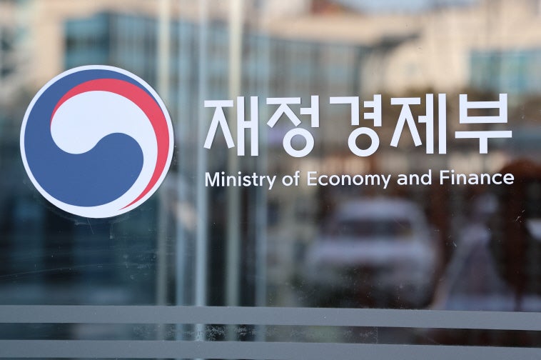 <b>요소수</b>·주사기, <b>매점매석금지</b> 조치 2개월 연장