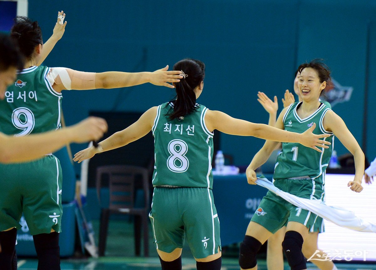 18점·5AS <b>신지현</b> 앞세운 <b>하나원큐</b>, 1036일 만에 3연승+3위로 점프
