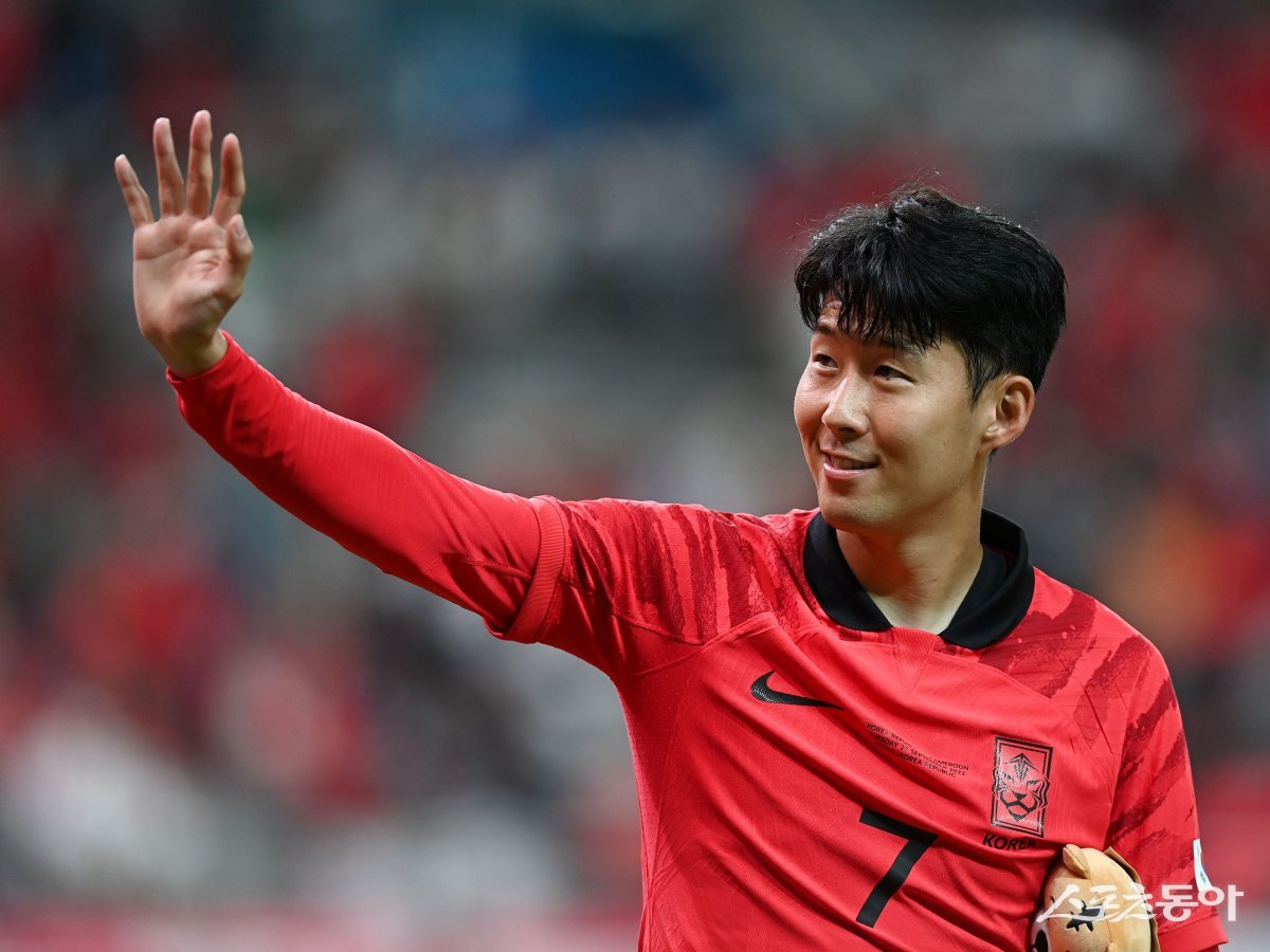 <b>손흥민</b>, 7년 연속 ‘아시아 <b>발롱도르</b>’ 수상…김민재, <b>호날두</b> 제쳤다