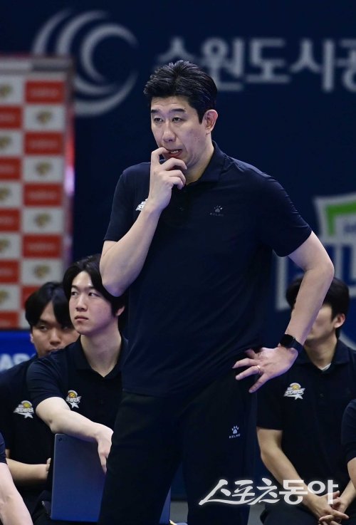 결국 자진 사퇴한 KB손해보험 <b>후인정 감독</b>