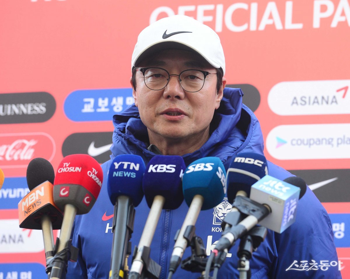 첫 <b>소집</b> 훈련 갖는 <b>황선홍 감독</b> [포토]