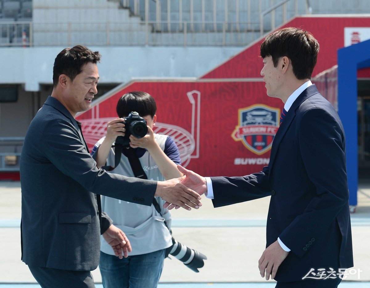 인사하는 <b>이민성</b> 감독-<b>김은중</b> 감독 [포토]