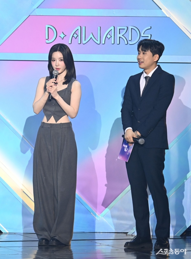 Article thumbnail for tripleS's YooYeon Shines at the First D Awards with Upick