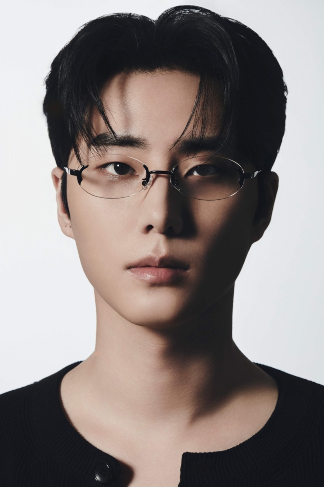 자신만의 색을 잘 표현한 화보를 보여준 영케이님