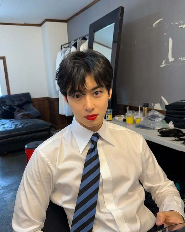 여자보다 더 예쁜 빨란 립스틱을 바른 은우님
