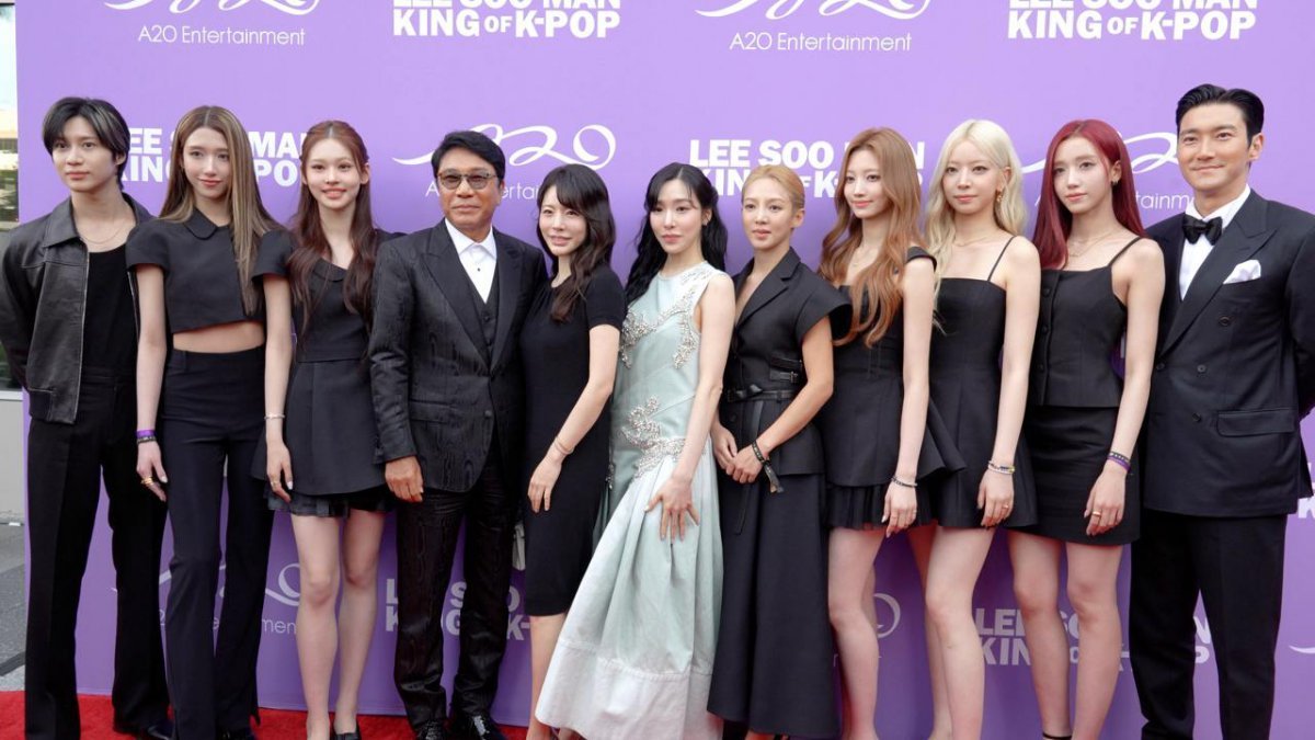 ‘<b>SM</b> 전 수장’ <b>이수만</b>, 미국서 소녀시대·최시원·태민 만나 ‘활짝’