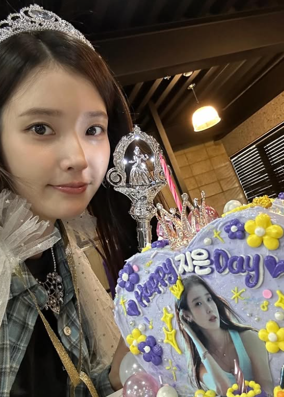 생일에도 멋짐이 폭발하는 아이유님