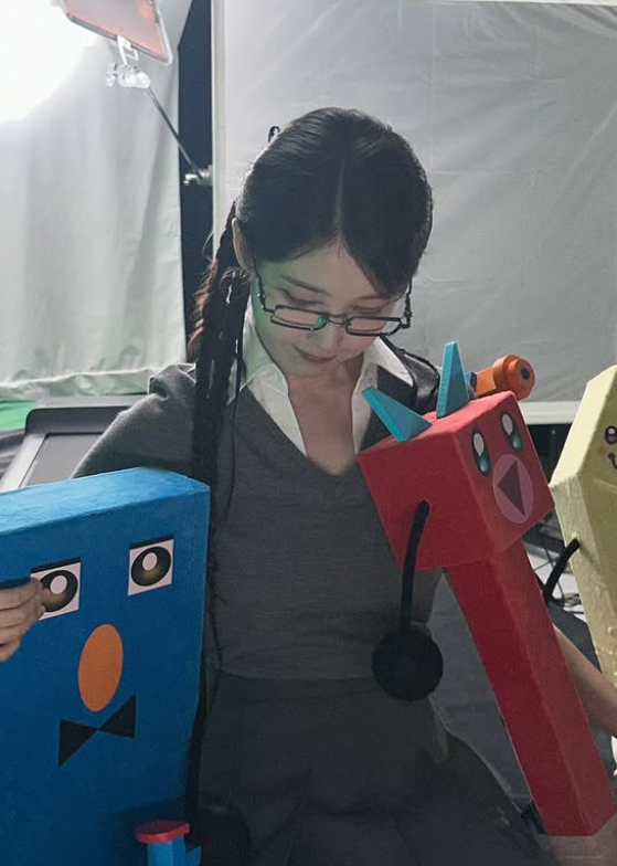 생일에도 멋짐이 폭발하는 아이유님