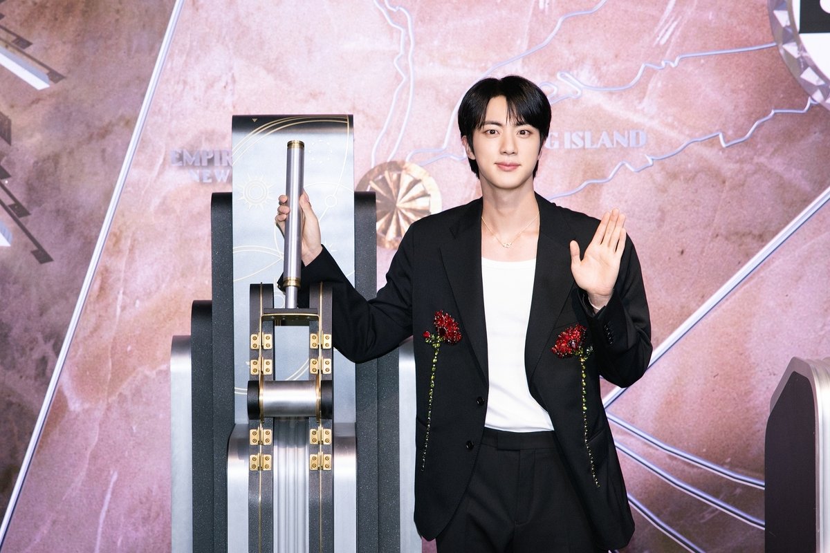 [1줄컷]진의 ‘Echo’, 뉴욕을 물들이다…<b>엠파이어 스테이트 빌딩</b>도 ...