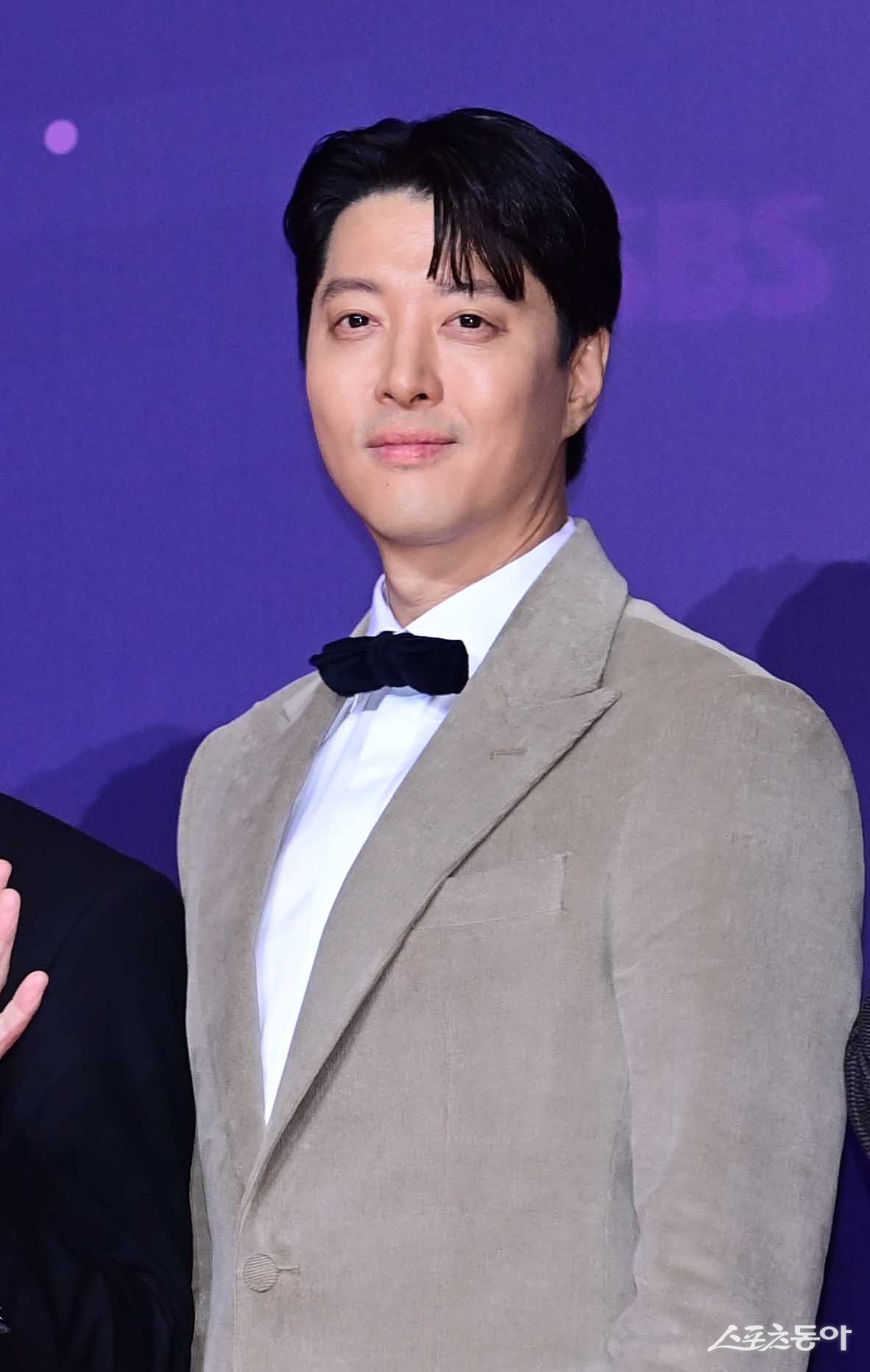 <b>조윤희</b>와 이혼 5년…이동건, 허리 감싸며 거리 데이트?