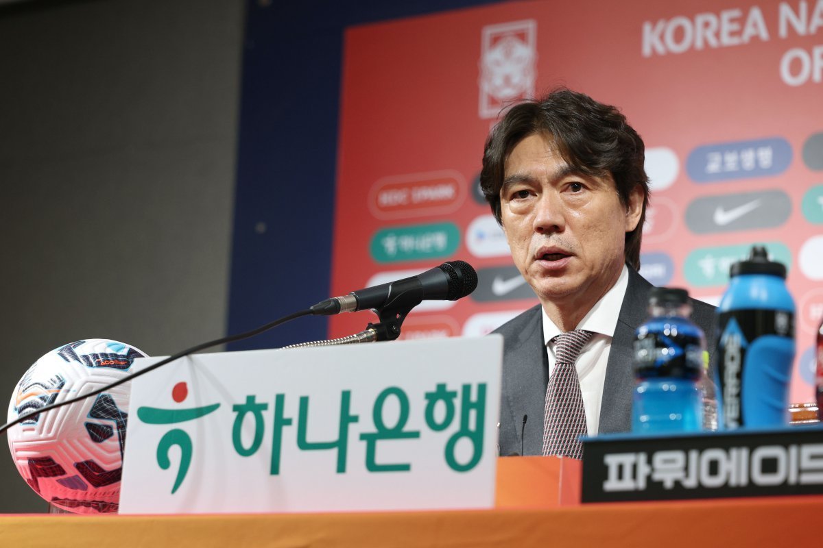 <b>홍명보</b>호, <b>이라크</b>로 <b>출국</b> ‘11회 연속 WC’ 확정 짓는다
