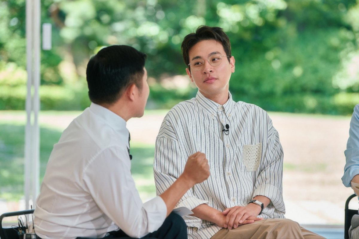 ‘<b>출판사</b> 대표’ <b>박정민</b>, 시력 잃은 父 위해 오디오북 출간