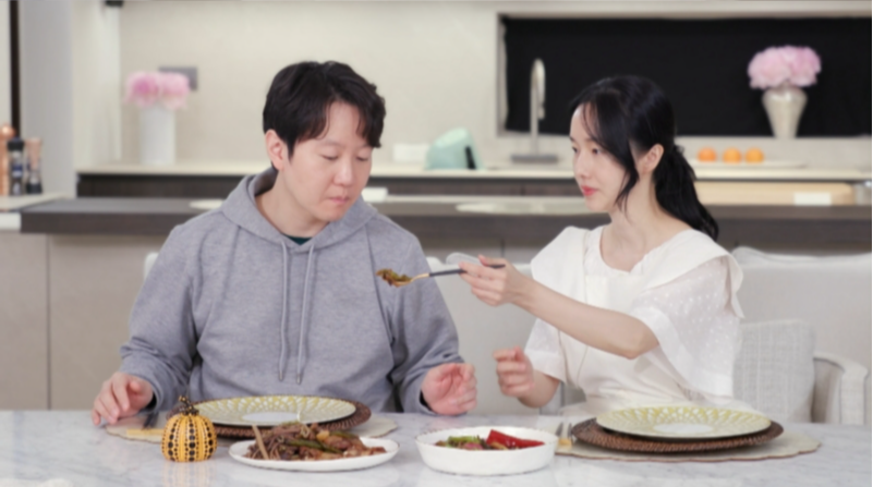 ‘194억 건물주’ <b>이정현</b>, 의사 <b>남편</b>과 꿀 떨어지는 식탁