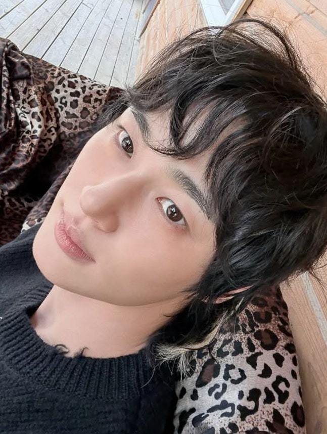 <b>변우석</b>, 싹 바꾼 <b>스타일</b>…울프컷에 귀걸이와 매니큐어까지