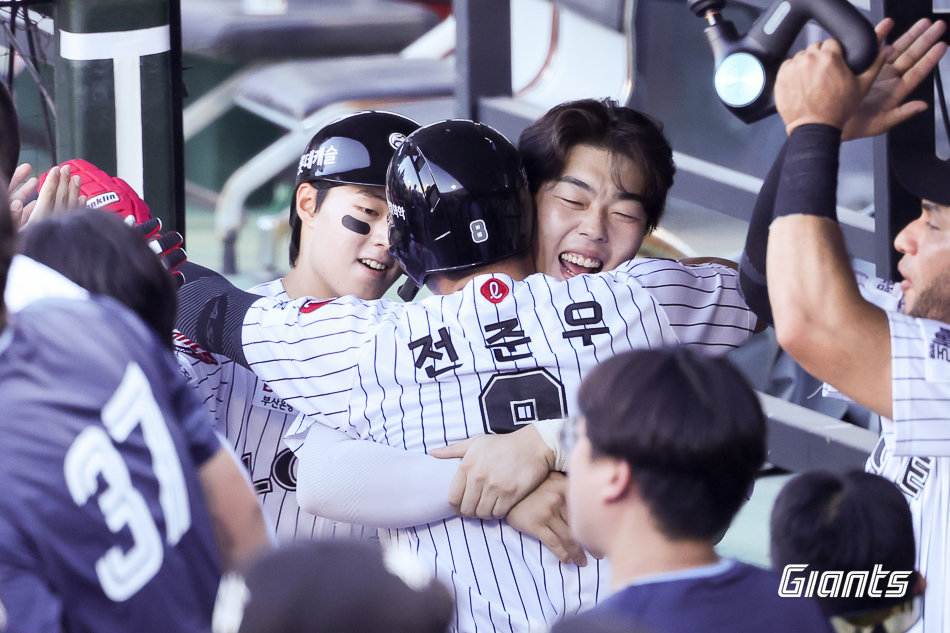 롯데, 올 시즌 최다 5연승 질주! 주장의 손으로 해냈다…<b>전준우 결승</b>타...