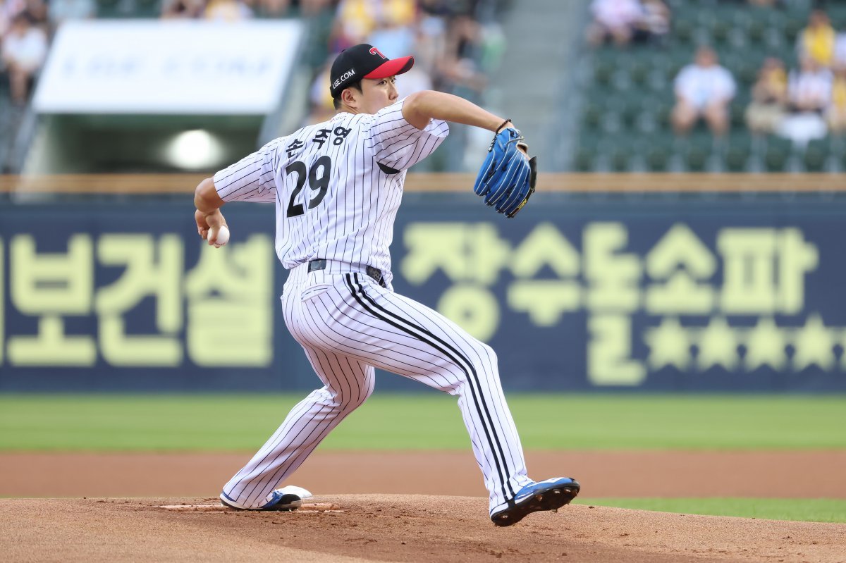 ‘두 달 만에 다시 QS+’ <b>손주영</b>, 최고의 7월 마무리…LG 후반기 4연속 ...