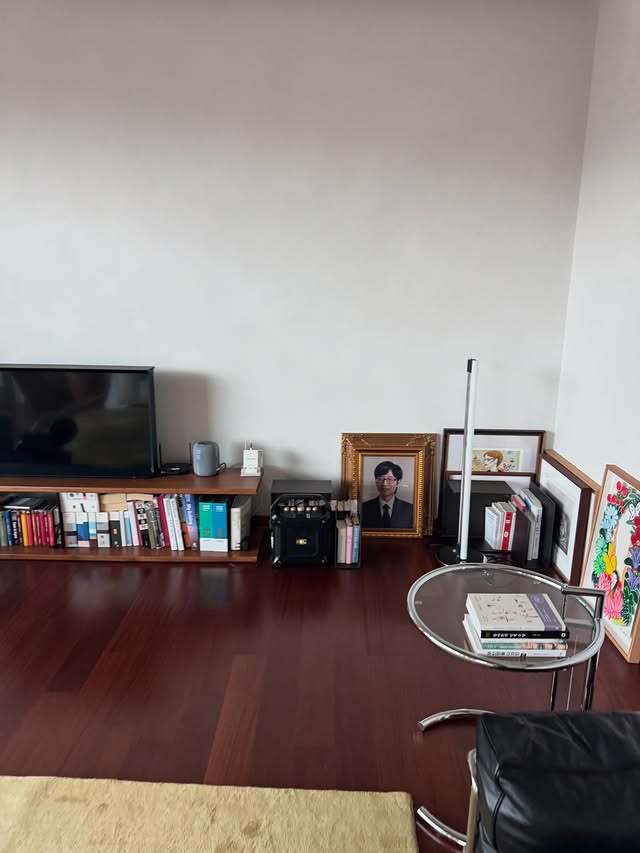 <b>홍진경</b>, 집 한켠 <b>유재석 사진</b> 전시 “매일 봐도 편안”