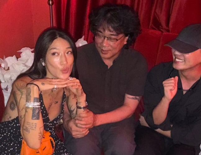 [정보/소식] 유아인 근황 포착, 봉준호 감독·페기 구와 함께 했다 [DA:피플] | 인스티즈