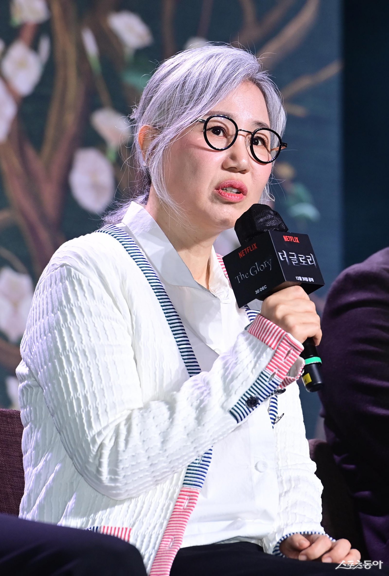 “고향이 걱정돼” <b>김은숙</b>, <b>강릉</b>에 2000만 원 생수 <b>기부</b>