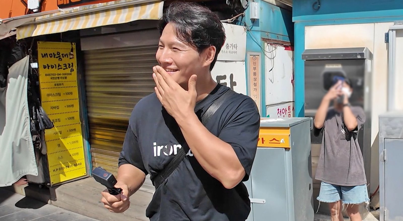 ‘<b>새신랑</b>’ <b>김종국</b>, 시민 덕담에 당황 왜? (<b>런닝맨</b>)