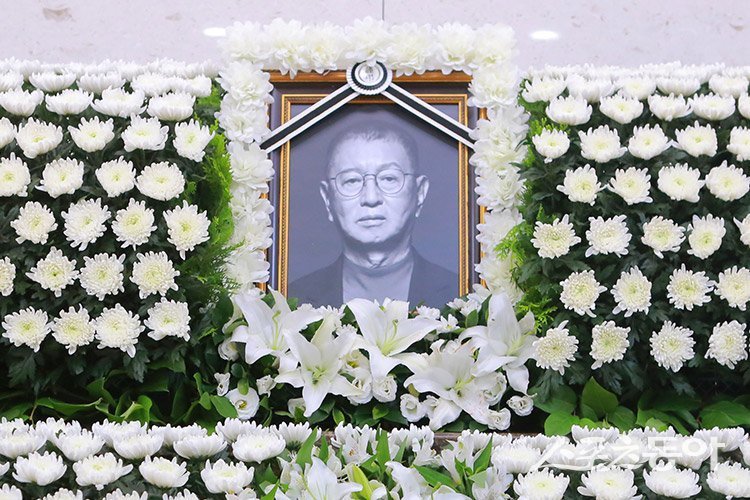 “하늘에서도 개그맨으로” <b>전유성</b>, 개그맨 선후배 <b>빈소 조문</b> 이어져