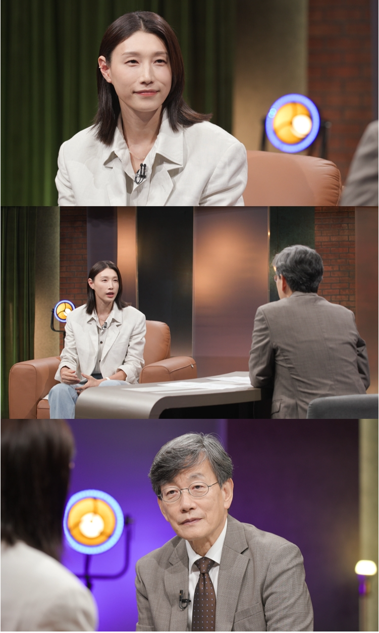 ‘신인감독’ <b>김연경</b>, 손석희 만나…눈물 글썽