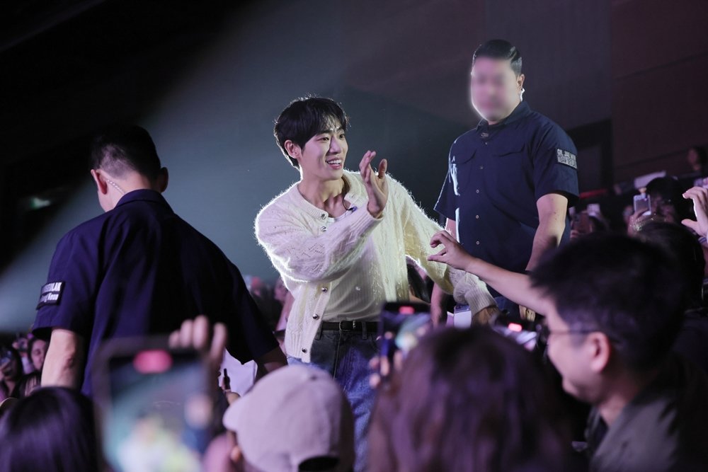 “시간이 멈췄으면” <b>추영우</b>, 태국 팬 울린 감미로운 라이브
