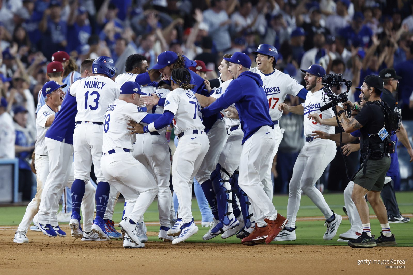 LA 다저스, 필라델피아 꺾고 NLCS 진출 ‘<b>김혜성</b> 결승 <b>득점</b>’