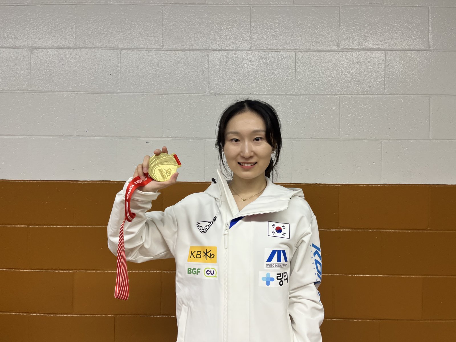 ‘막판 대역전극’ <b>최민정</b>, <b>쇼트트랙</b> 2차 월드투어 ‘女 1500m <b>금메달</b>’