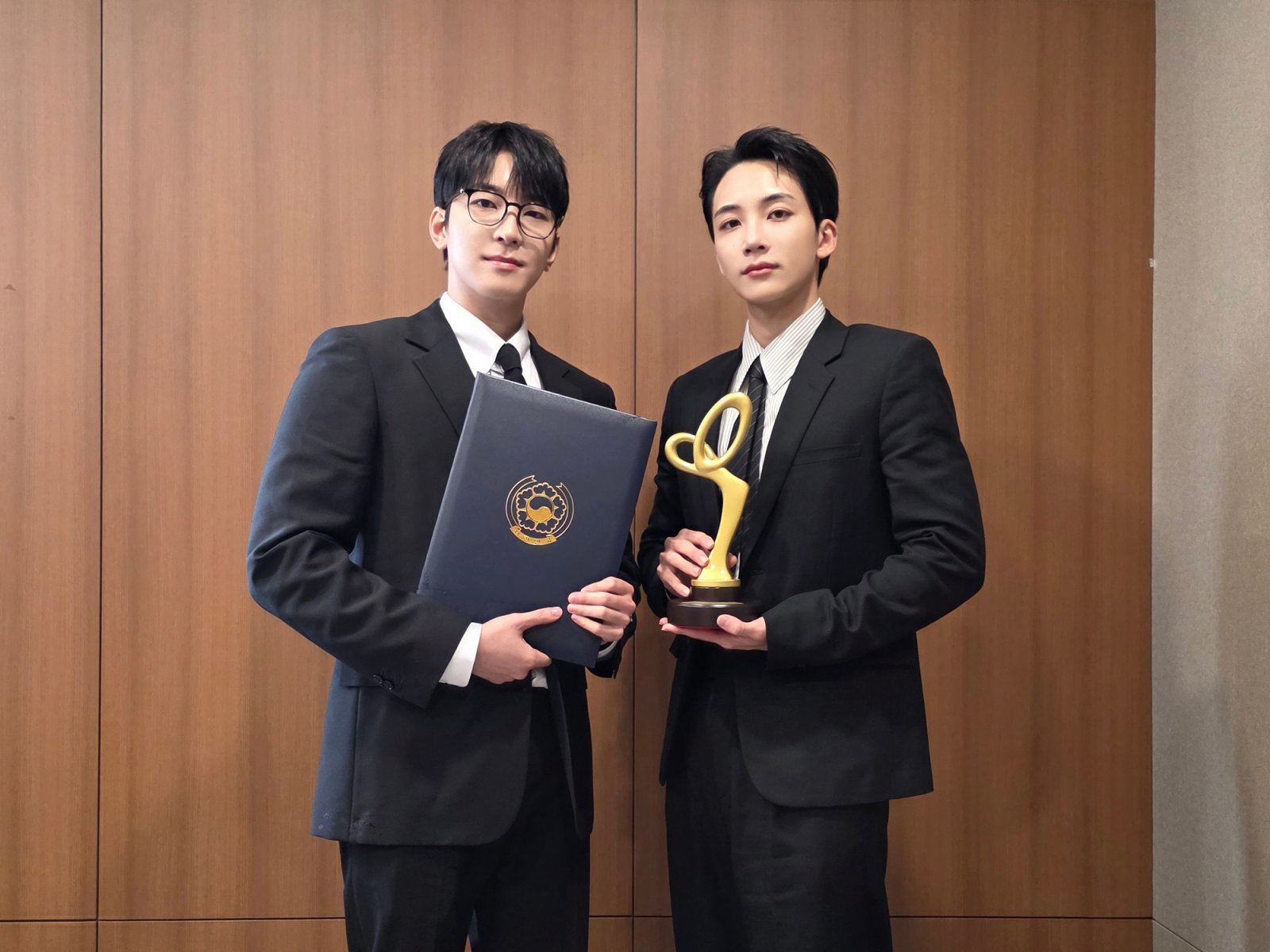 ‘대체복무’ 정한-원우 오랜만 “<b>세븐틴</b> 10주년에 수상, 더욱 감사하고...