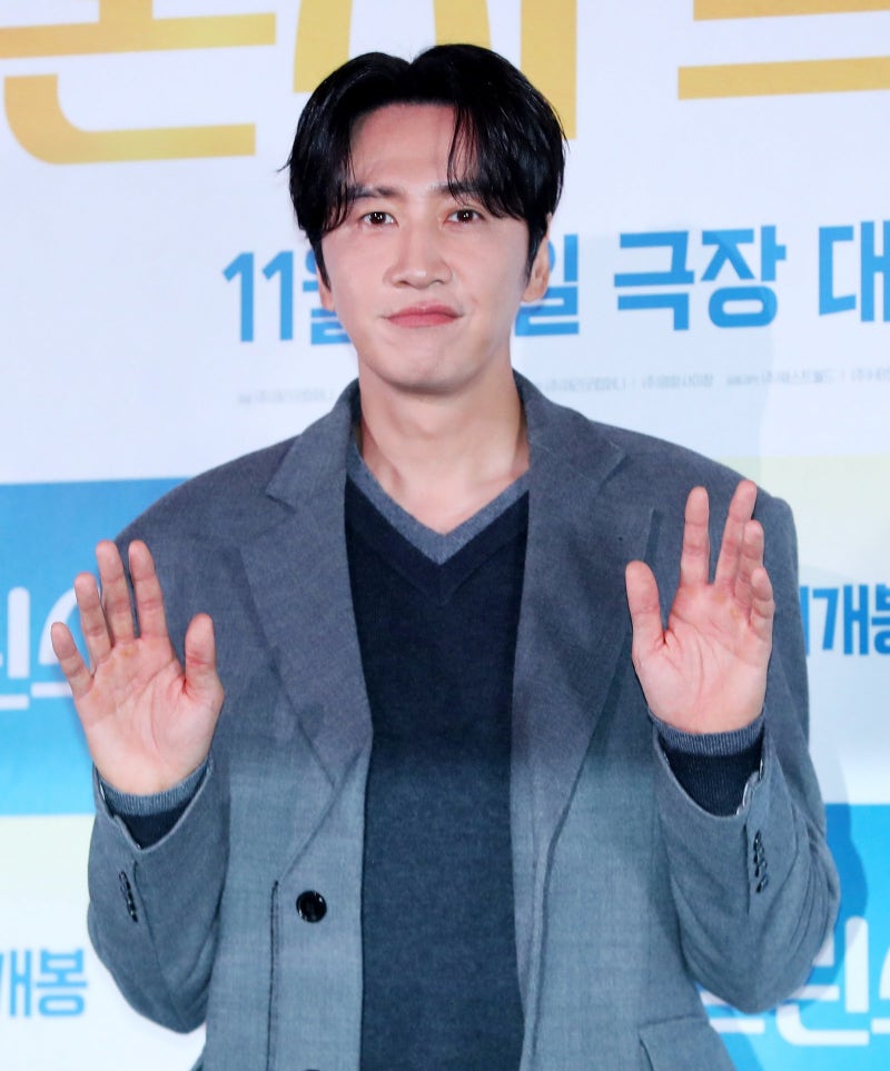이광수, 스크린까지 접수…아시아 <b>프린스</b>의 ‘<b>나혼자 프린스</b>’