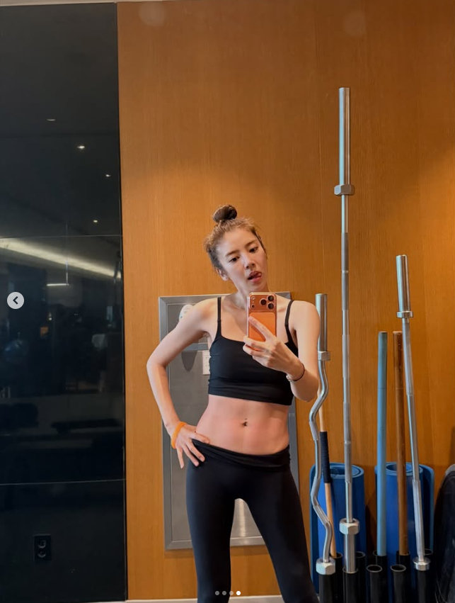 ‘20kg 감량’ <b>손담비</b> 혀 날름, <b>복근</b> 터졌다 [DA]