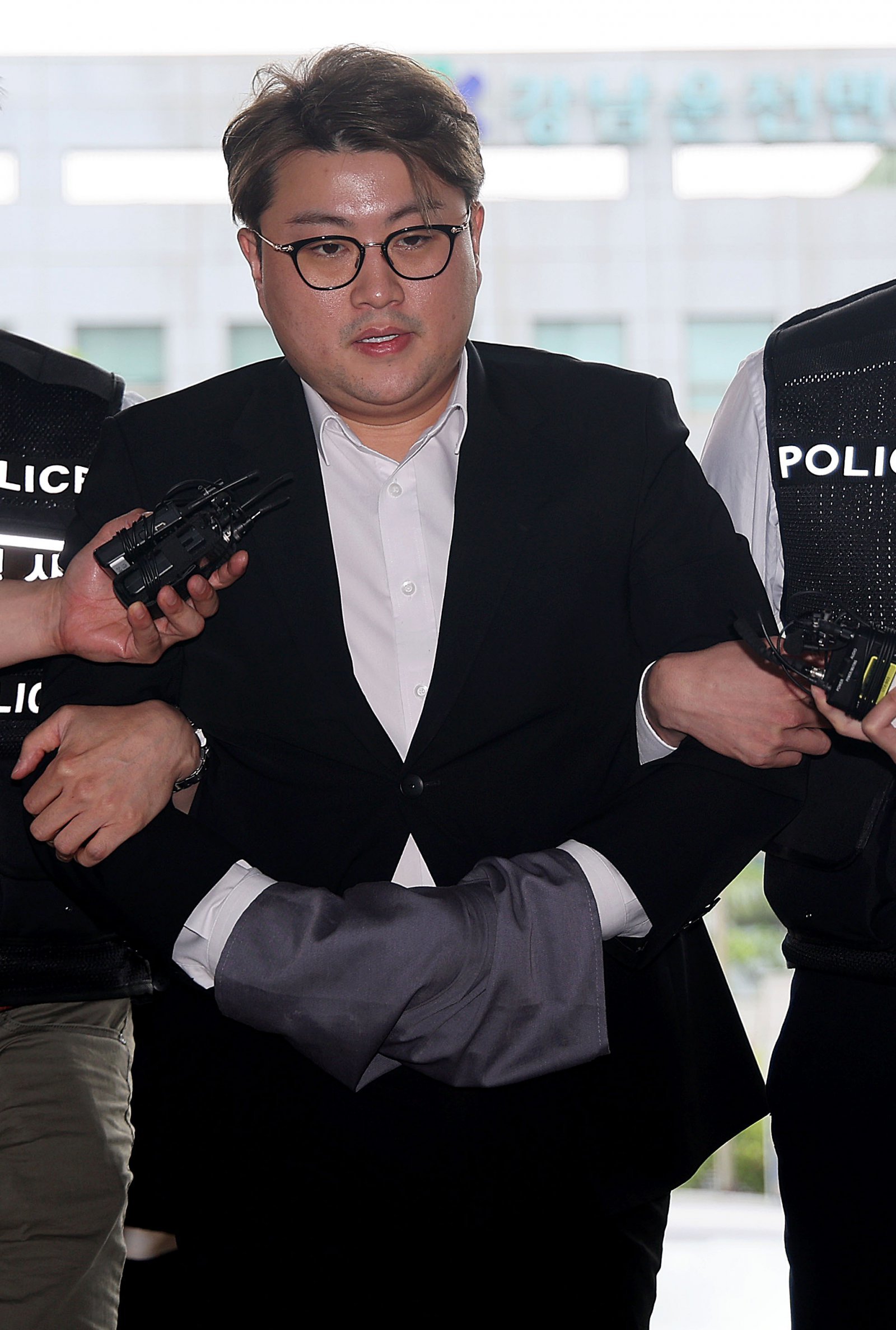 가수 <b>김호중</b>, 교도관에 3000만 원 <b>금품 요구</b> 당해