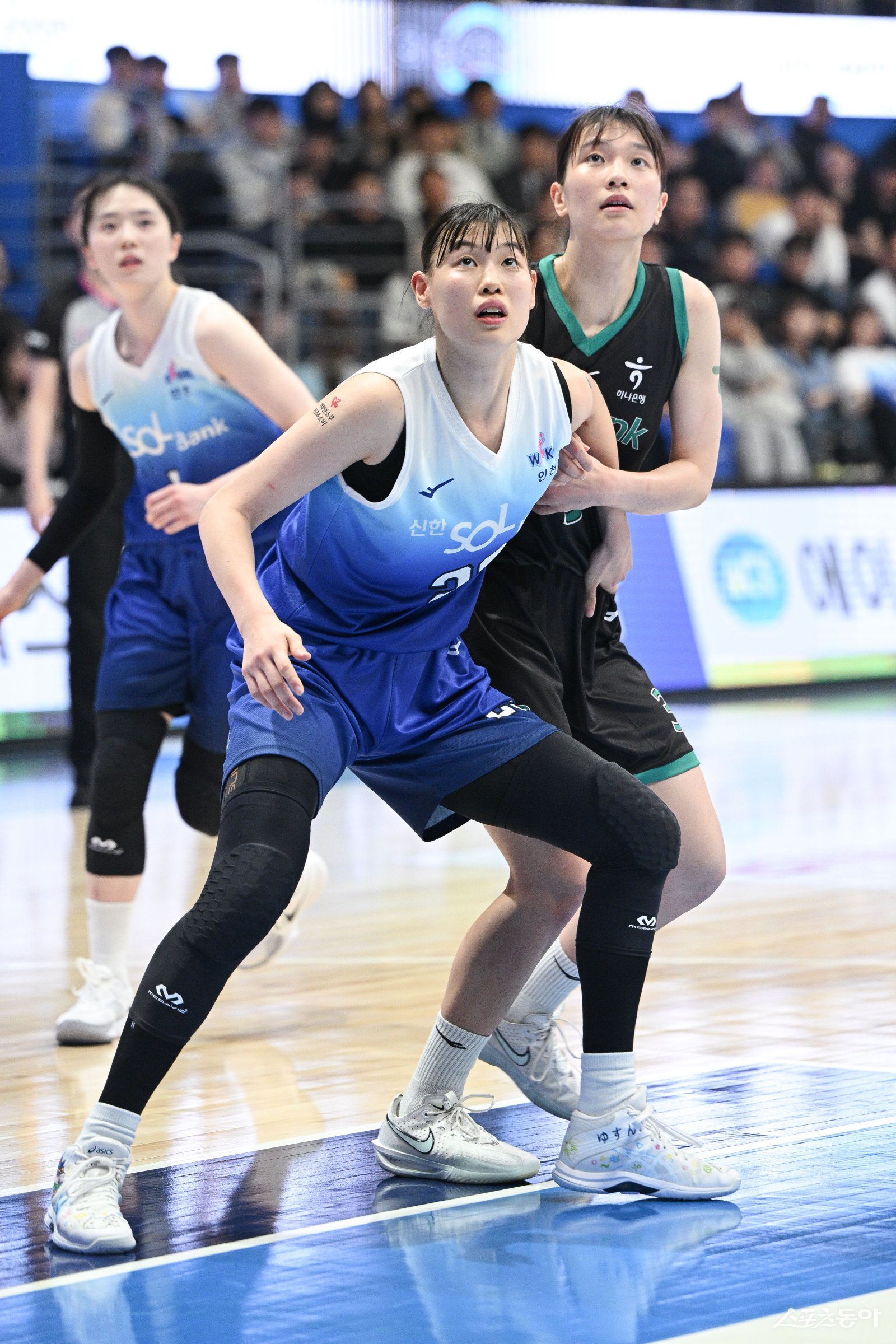 <b>신한은행</b>, ‘더블 더블’ 홍유순 앞세워 하나<b>은행</b> 제압…최윤아 감독 데...