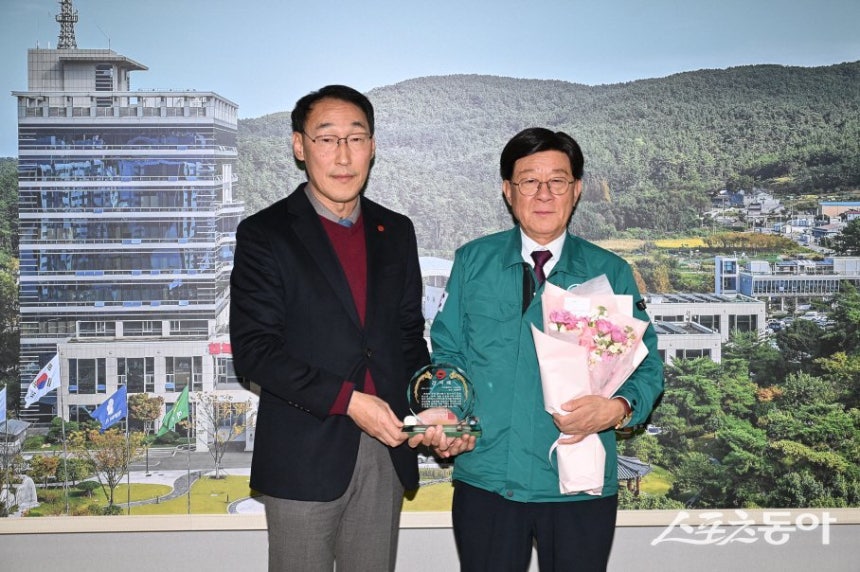 노영진 국민건강보험공단 기장지사장(좌측)이 정종복 기장군수(우측)에게 감사패를 전달하고 기념촬영을 하고 있다. (사진제공=기장군)