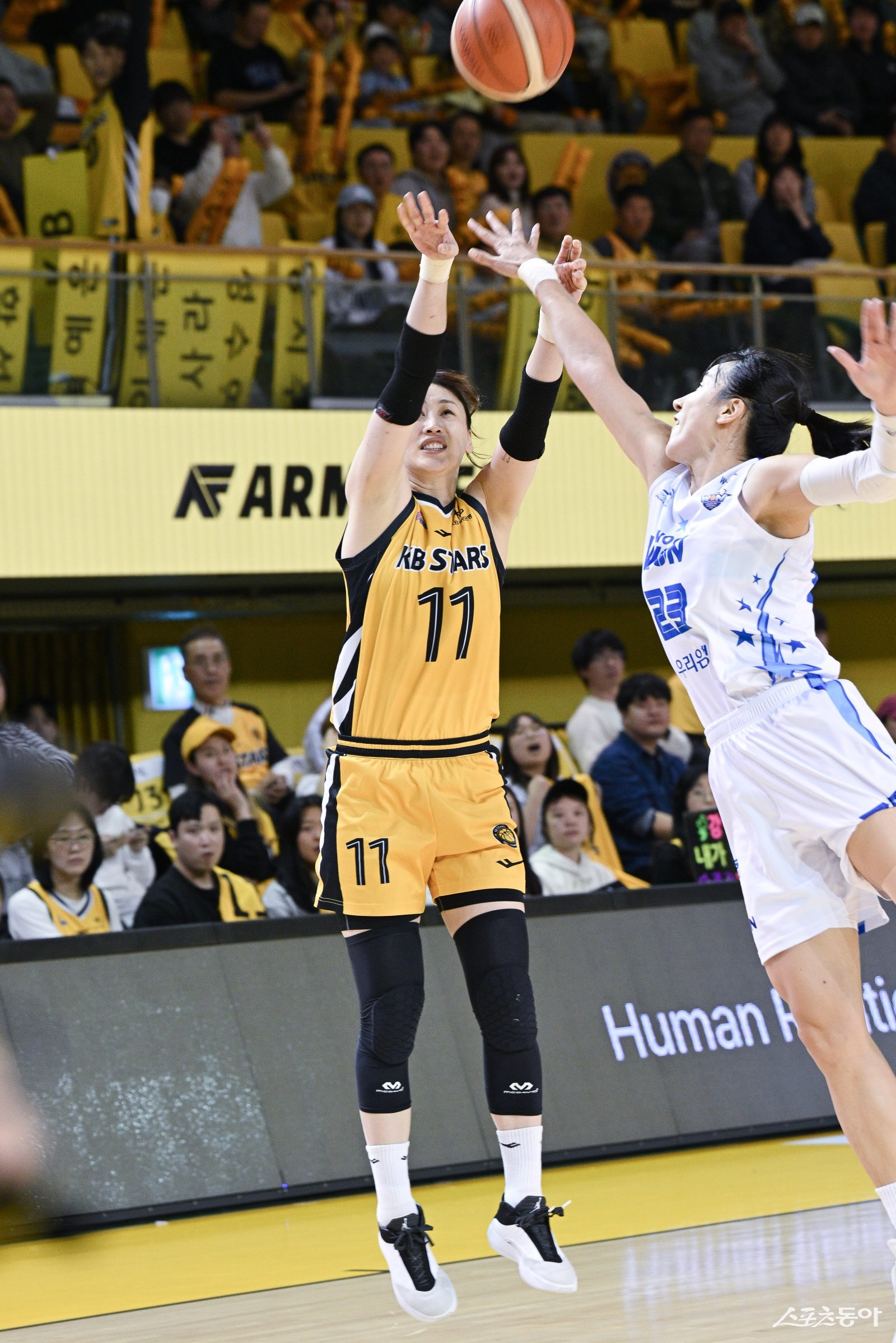 <b>강이슬</b> 27점·11리바운드 <b>맹활약</b>…KB스타즈, 우리은행 제압하고 단독 1위...