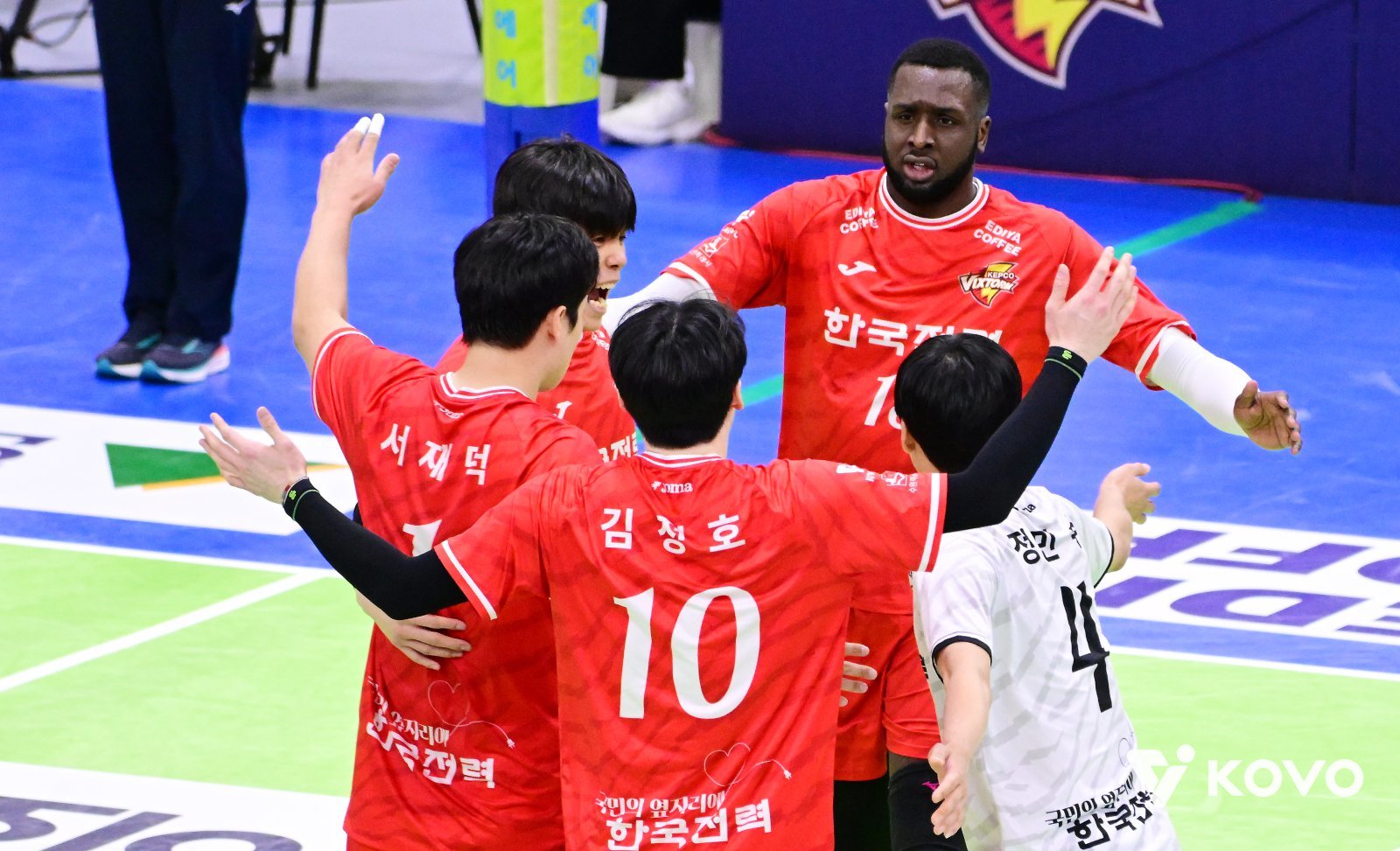 ‘집념’의 <b>한국전력</b>, OK저축은행과 풀세트 접전 끝 <b>승리</b>…<b>베논</b> 37득점...
