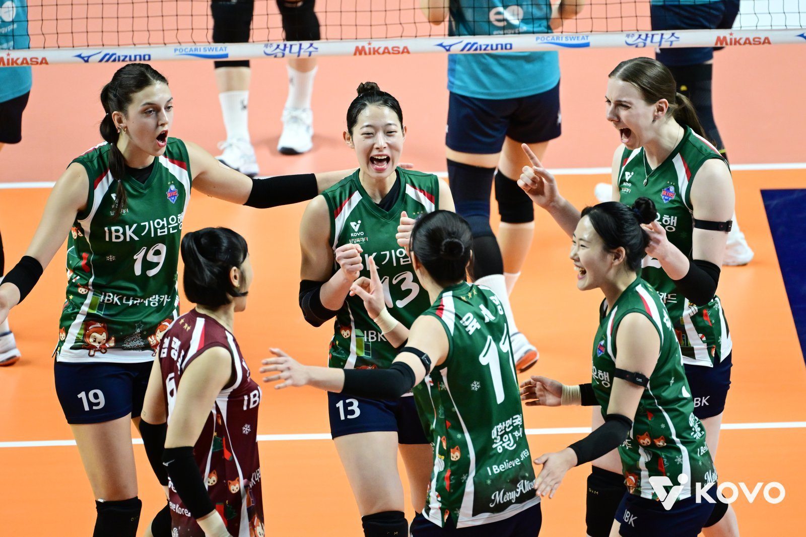 [SD 장충 라이브] <b>IBK기업은행</b>의 ‘<b>4연승</b> 질주’, GS칼텍스 3-0 제압…여...