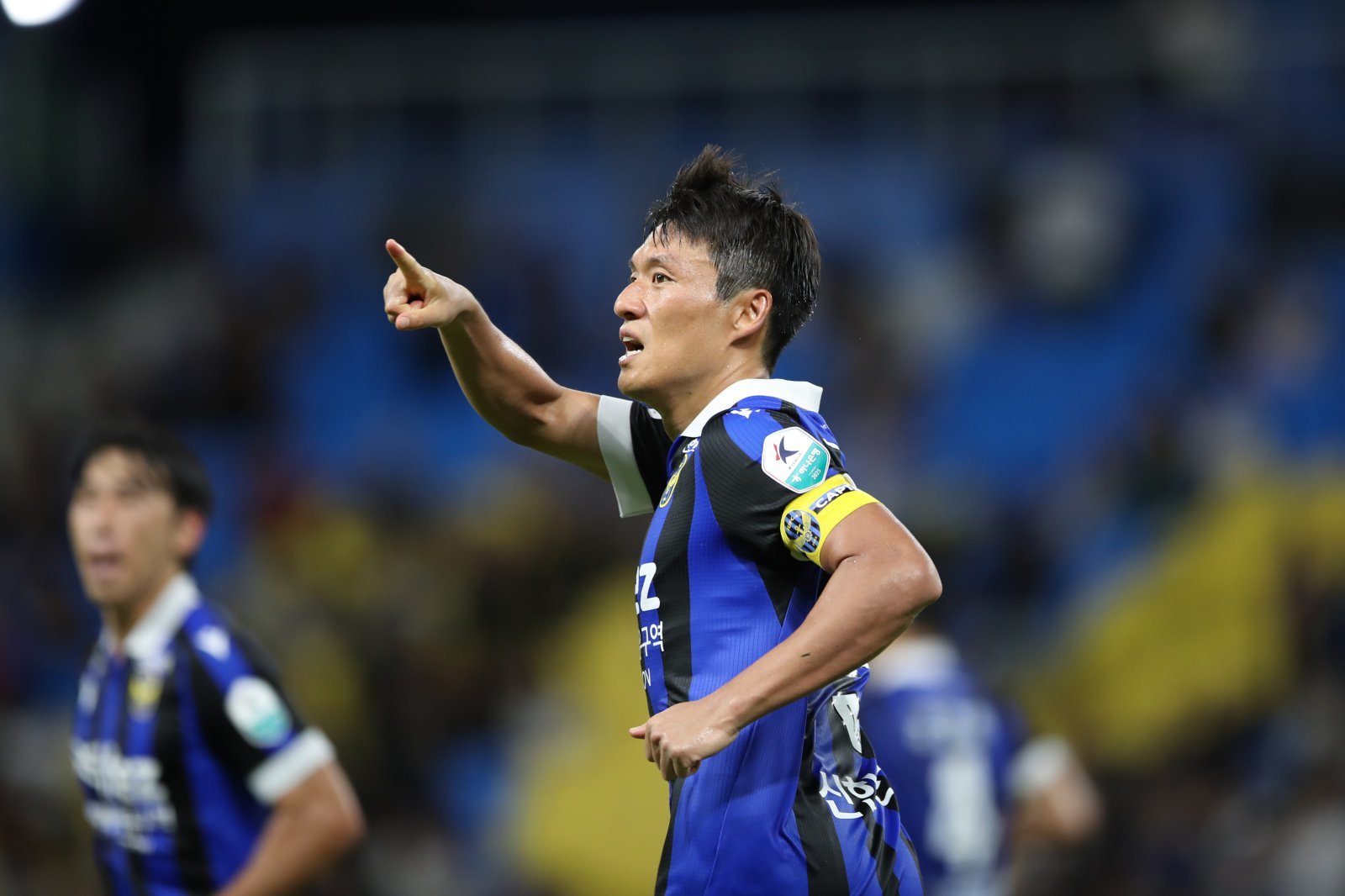 <b>인천</b>, ‘캡틴’ <b>이명주</b>와 <b>계약</b> <b>연장</b>…윤정환 감독 2년차 플랜에 여전한...