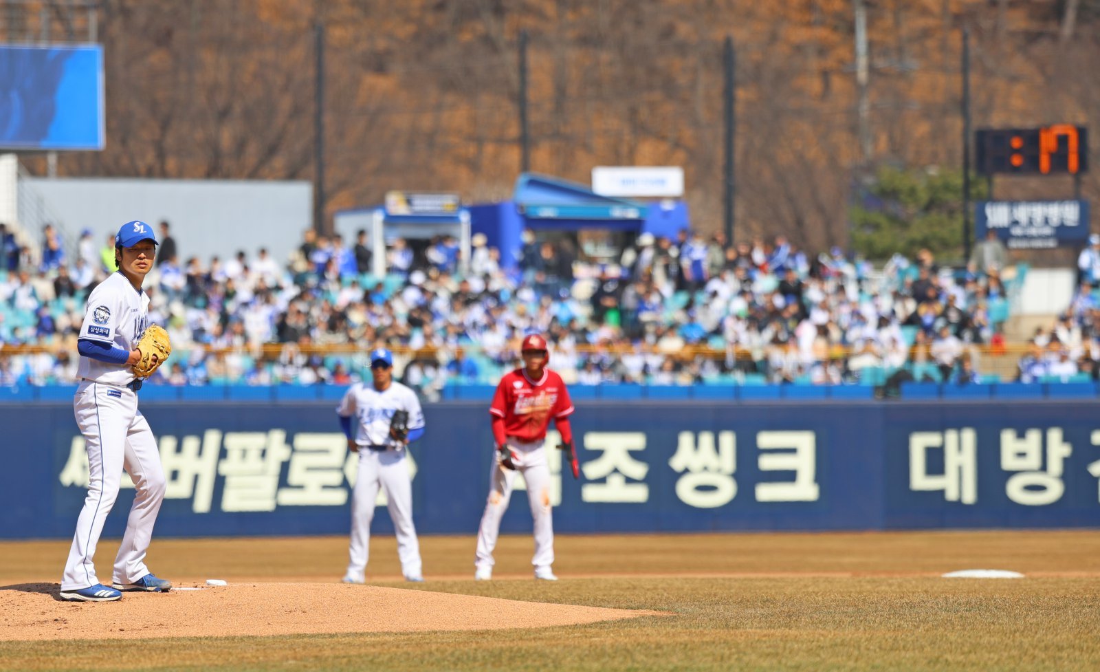 KBO <b>피치클락</b>, 2초 더 빨라진다…주자 없을 시 18초·있을 시 23초