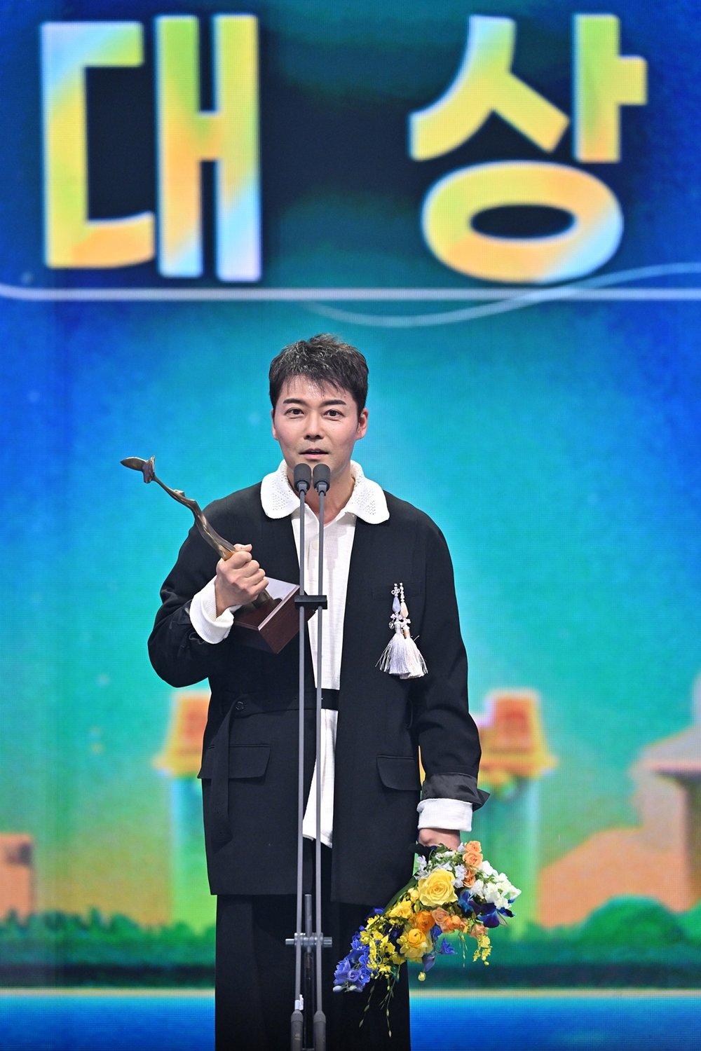 <b>전현무</b>, <b>KBS 연예대상</b> 대상…박보검 귀국 의리+故전유성 트리뷰트 ‘완...
